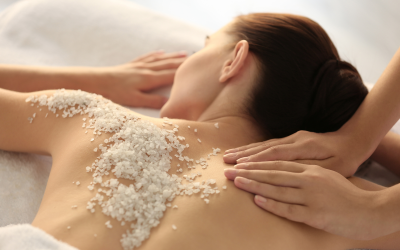 Gommage corps en institut : l’expertise pour une peau neuve